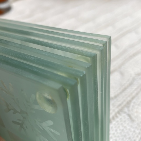 Winter glass coasters. Set of 8. Frosted snowflakes each with silicone bumpers - Picture 9 of 9